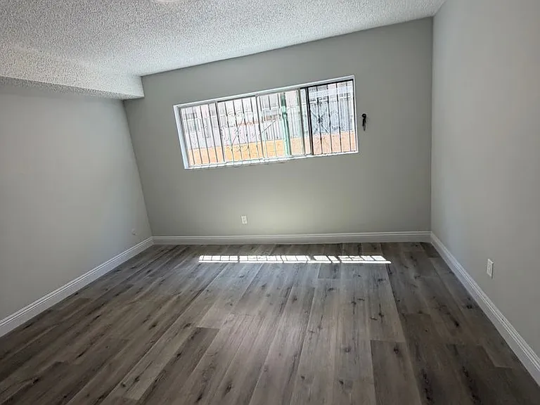 1443 W 105th St — Photo 13
