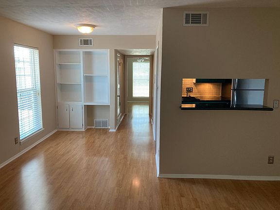 Open lay-out. End unit with lots of light.