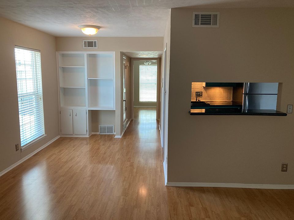 Open lay-out. End unit with lots of light.