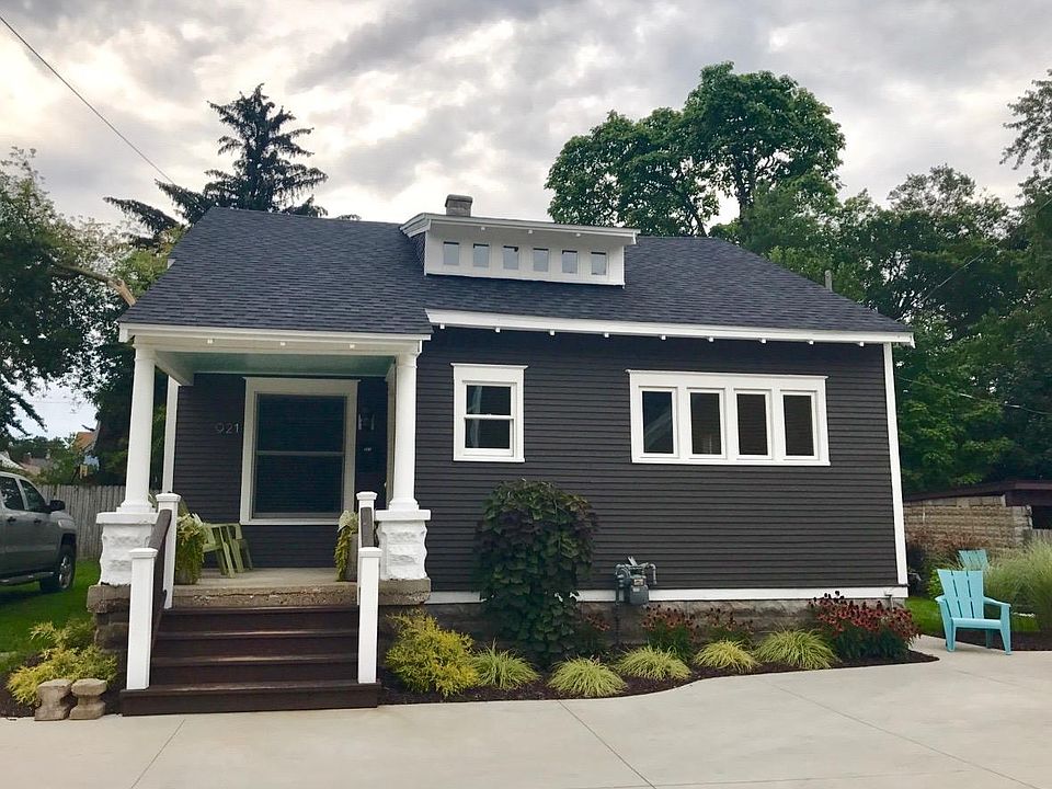 1st image of 921 Wealthy St SE