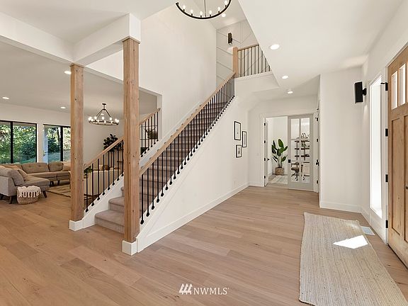 Open and inviting entry way...this is a DREAM home!
