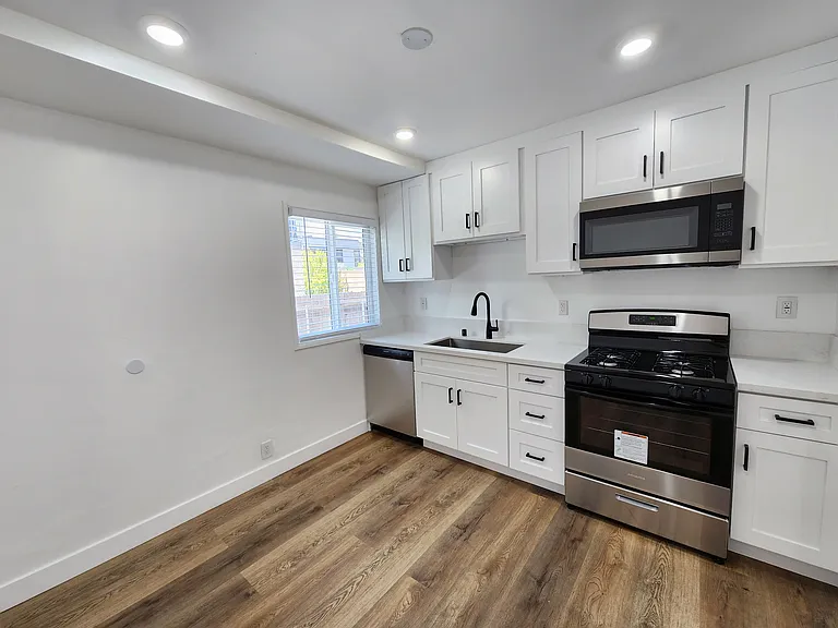 2313 Vanderbilt Ln #D — Photo 2