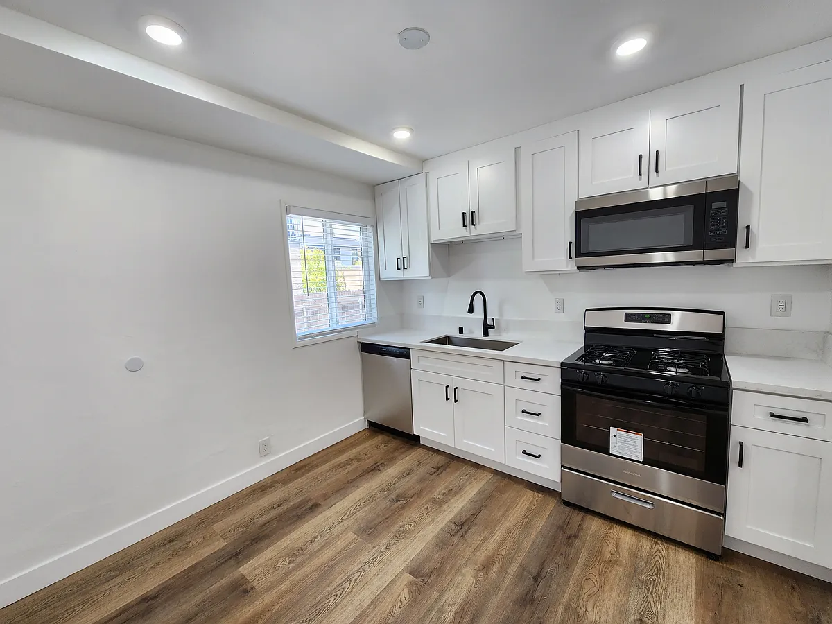 Building Photo - 2313 Vanderbilt Ln #D