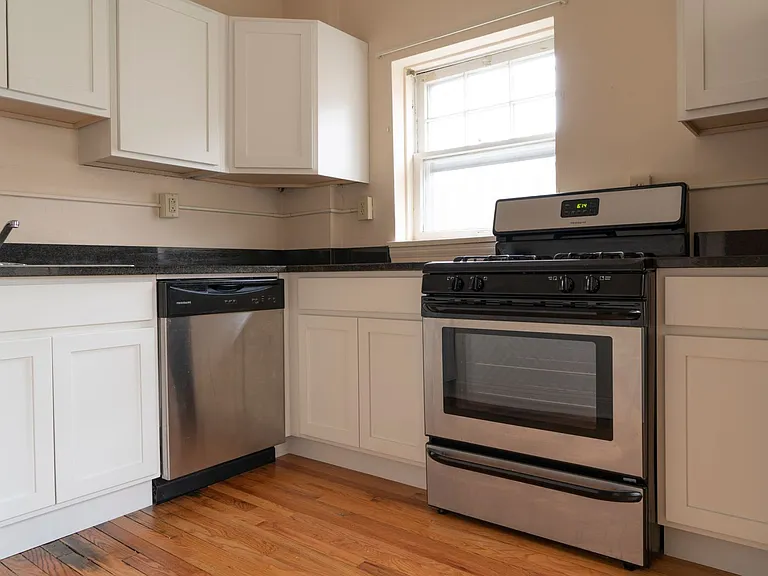 1385 Manor Park Ave — Photo 2