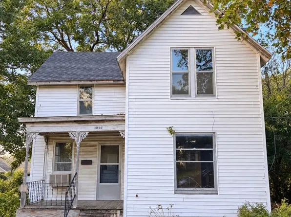 1207 Davis St, Barry, IL 62312