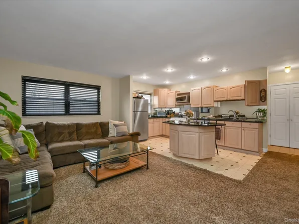 25 Elizabeth Street #2F, Farmingdale, NY 11735