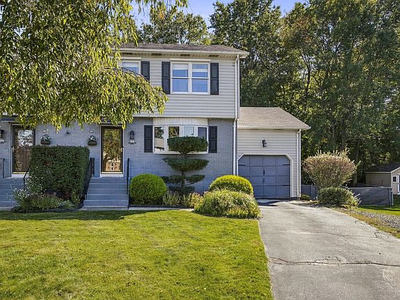 2nd image of 62 Longo Dr #62