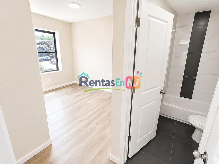 383-385 Avon Ave #2M — Photo 4