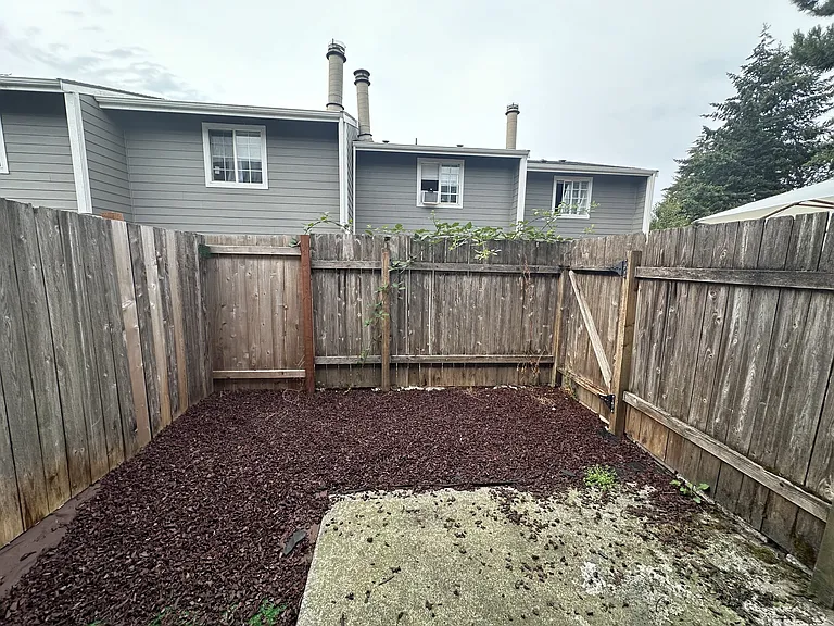 Bridgeport 9 Townhomes — Photo 31