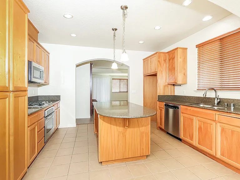 936 Heartland Dr — Photo 3