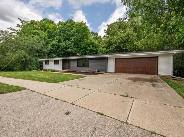 2421 Skyline DRIVE, West Bend, WI 53090