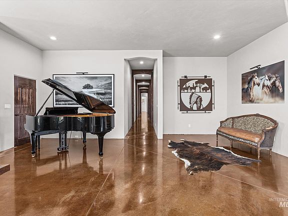 5th image of 1030 Desert Glen Rd