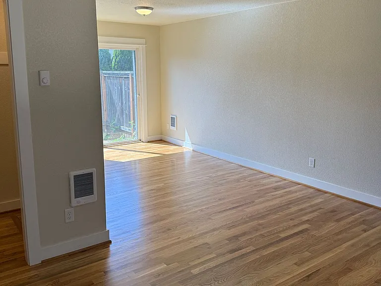10317 NE Hoyt St — Photo 1