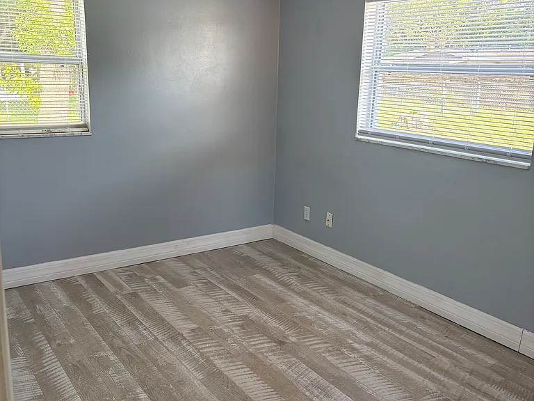 900 NE 44th St — Photo 10