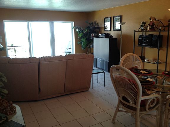 Living/dining area