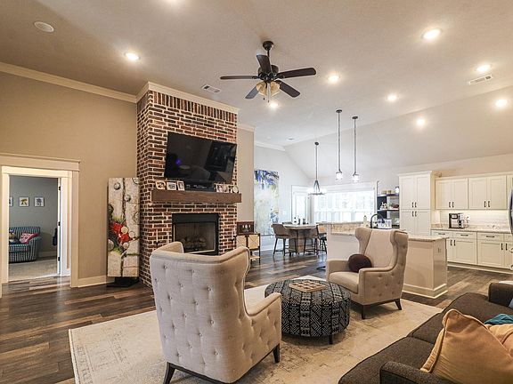 2nd image of 5615 Creekview Dr