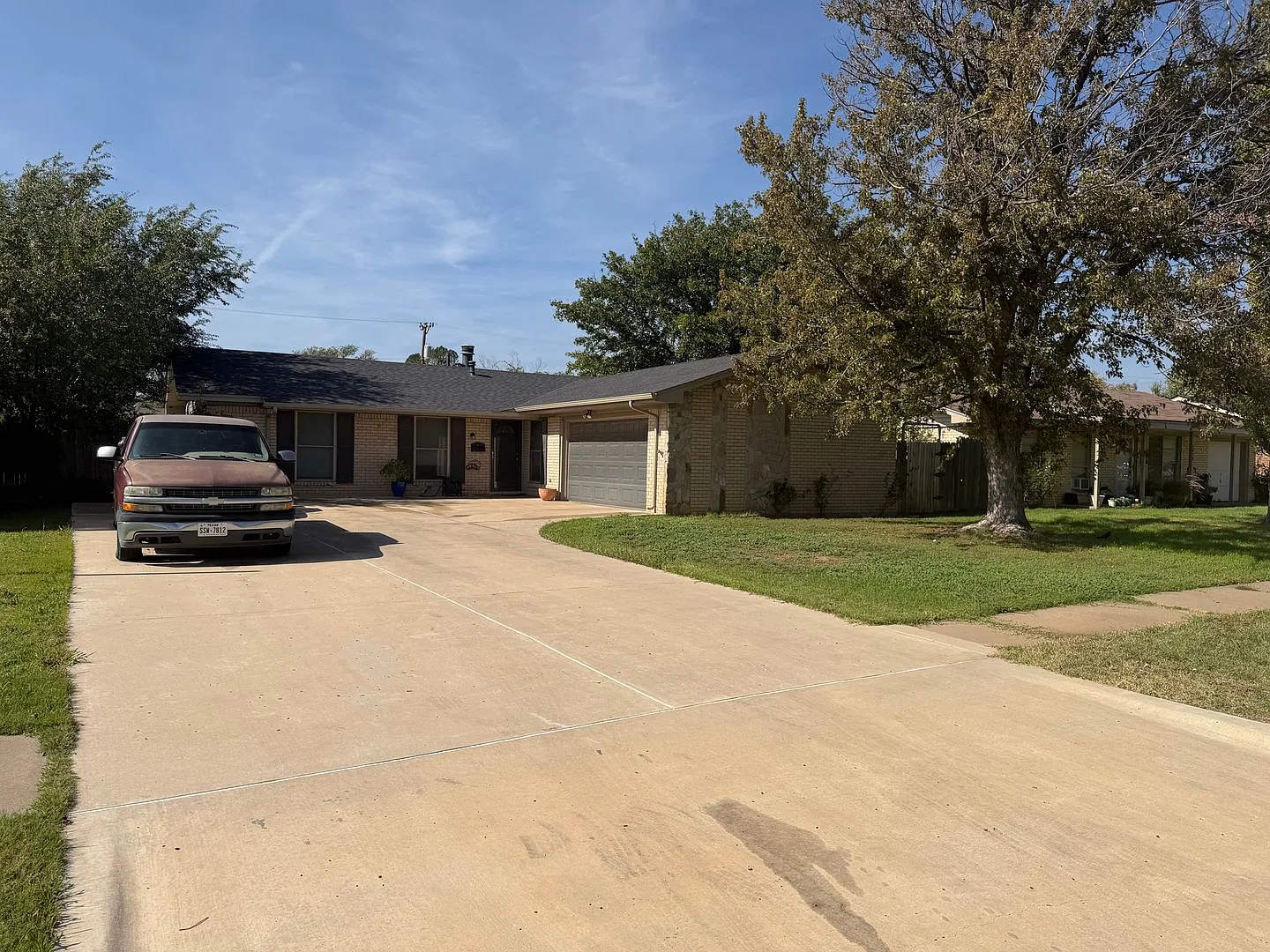 Cozy 3 Bedroom/2 Bathroom with Large Backyard — Photo 2
