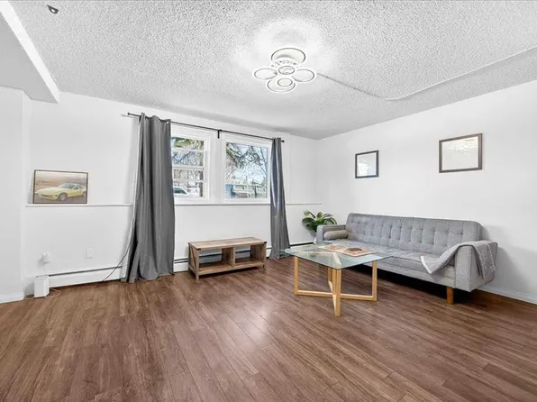 2111 14th St E #101, Calgary, AB T2T 3T2