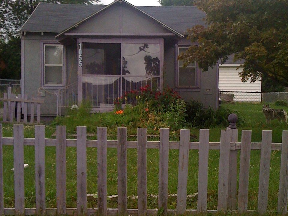 1 bed,1 bath,paved driveway,2 car garage, 2 large sheds back of lot,fenced in 