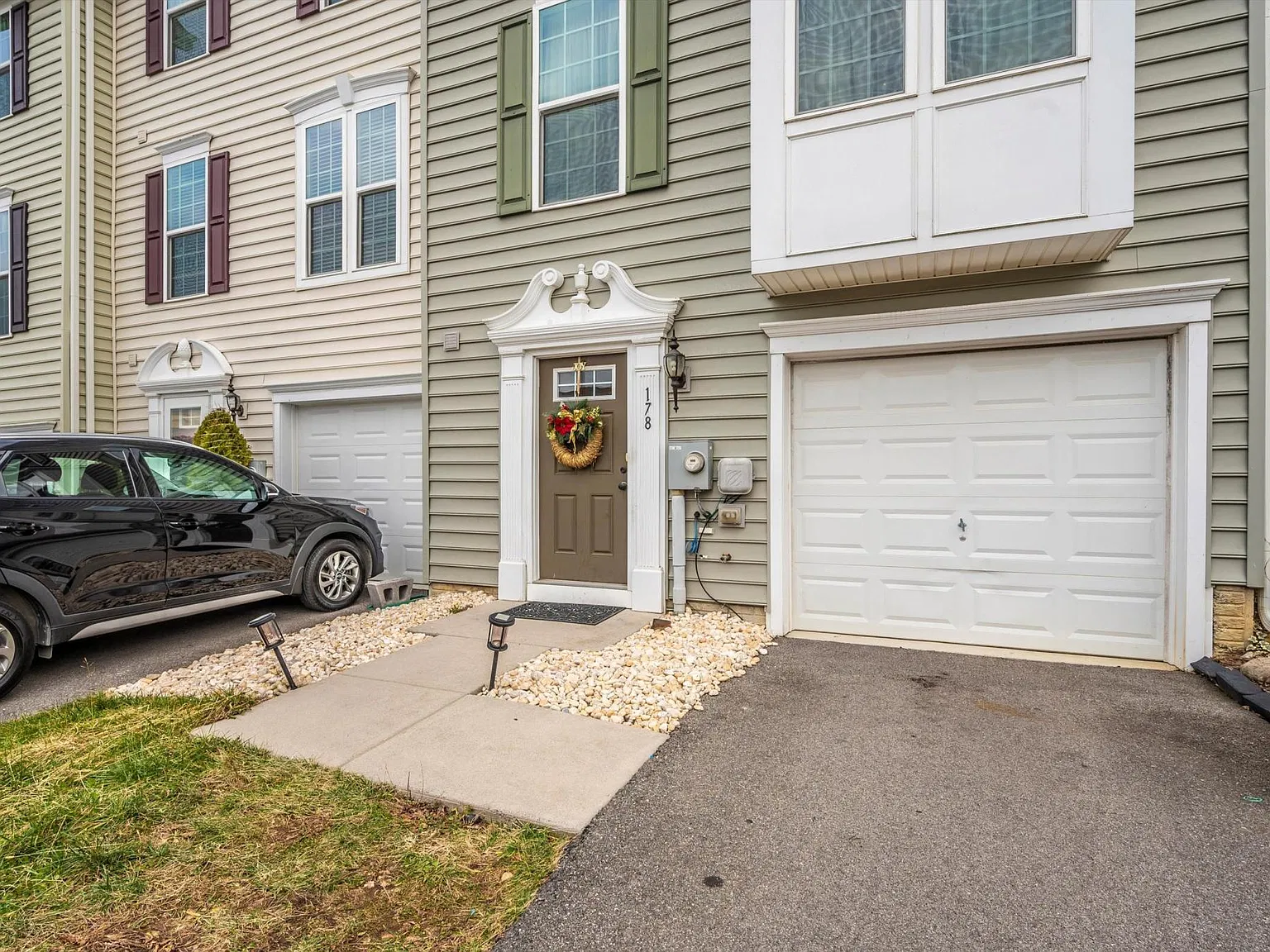 3 bed, 2.5 bath, 1931 sqft, $1,900 — Photo 3