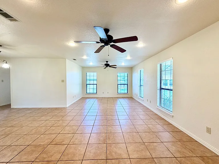 525 W Lloyd St — Photo 2