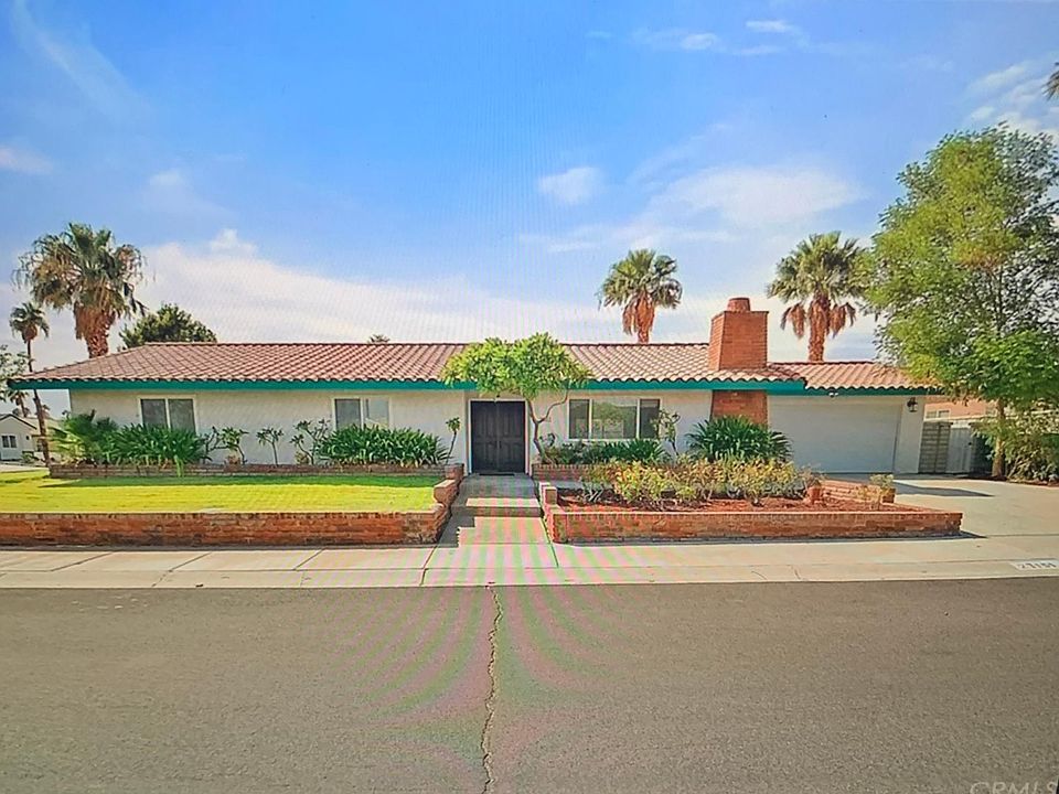 Beautiful spacious home in prime location close to Palm Spring! Charming 3bed 2 bath, 2 car garage