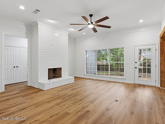 4th image of 417 Forest Ln