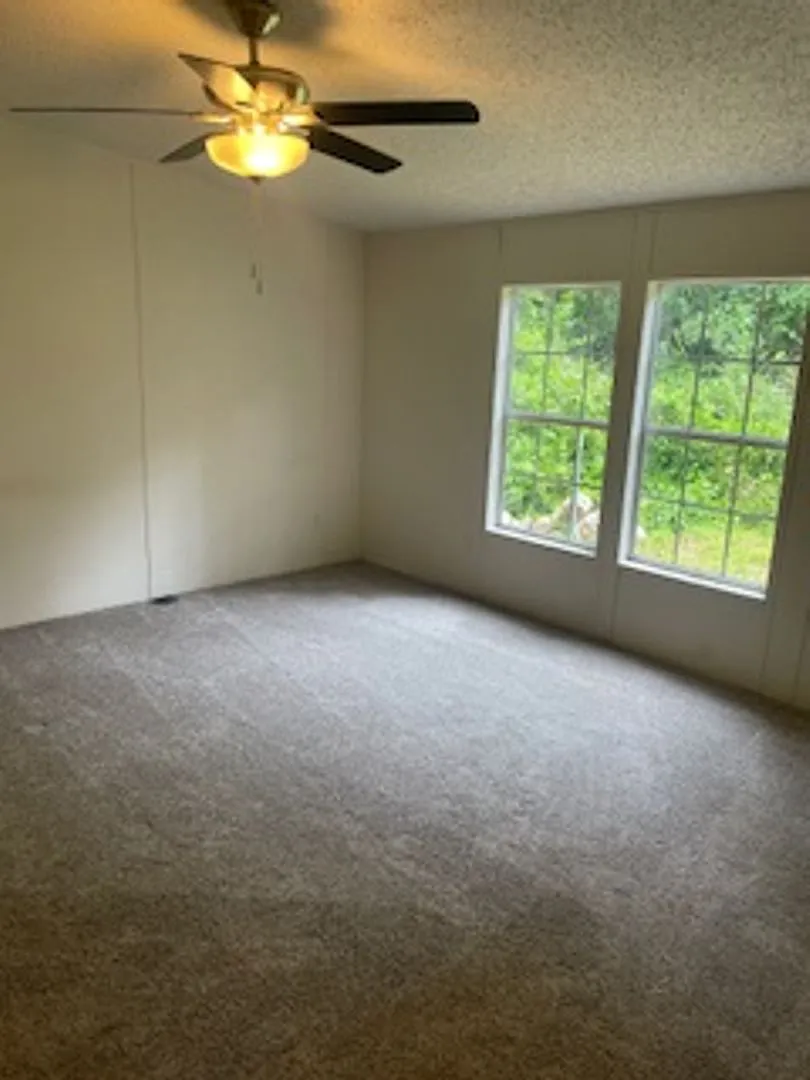 Quincy Mobile Home on 2 Acres — Photo 4