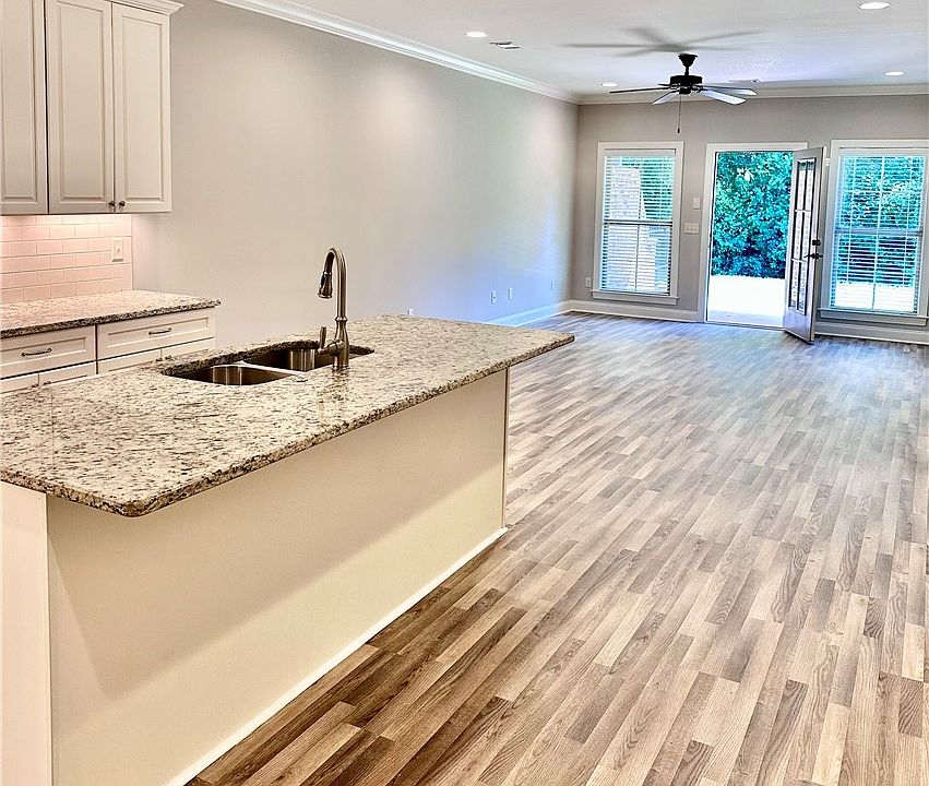 2nd image of 941 Pembroke Pl