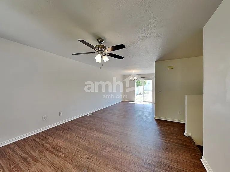 4384 N Maple Dr — Photo 4