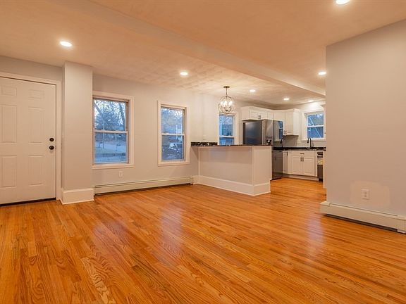 3rd image of 82 Pine Rd