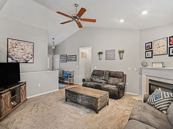 4th image of 7513 Roxbury Ct