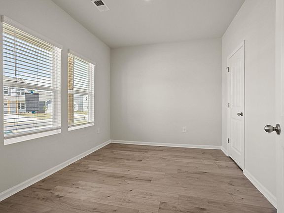 5th image of 604 Silver Fir St