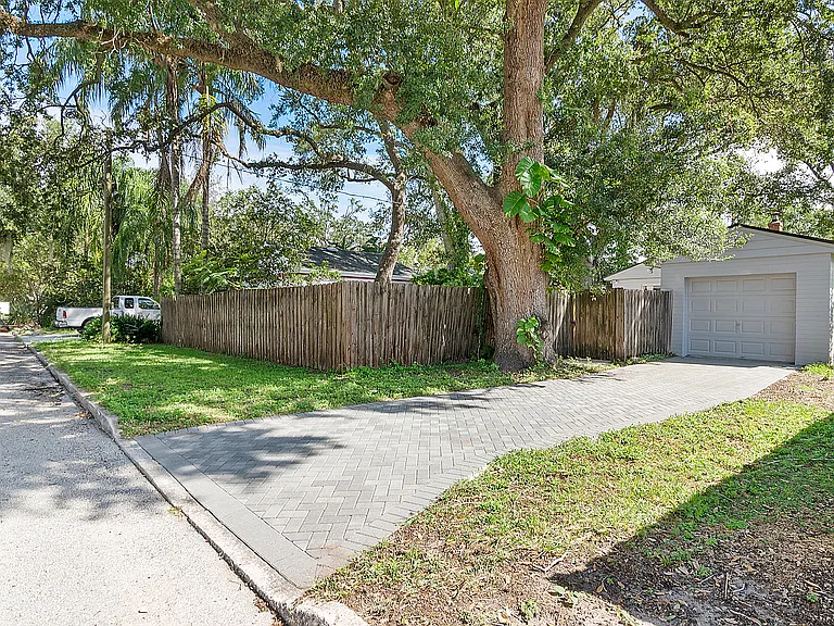1126 N Hampton Ave — Photo 13