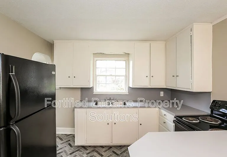 805 W 25th St — Photo 8