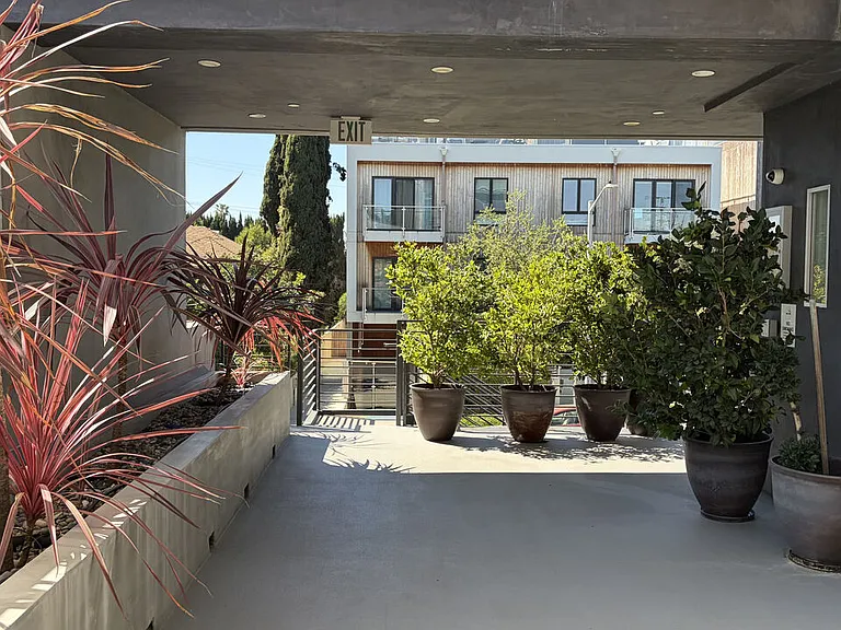 1040 N Spaulding Ave #3 — Photo 3
