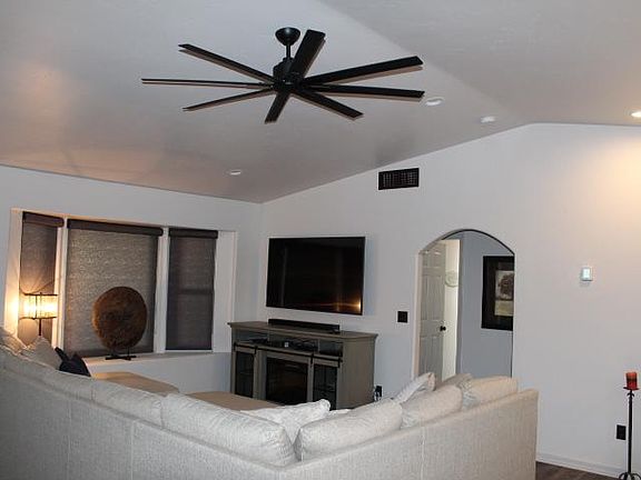4th image of 3030 Curtis Dr