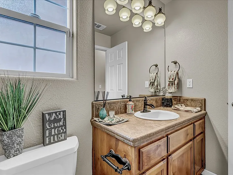 2435 N Crowe St — Photo 20