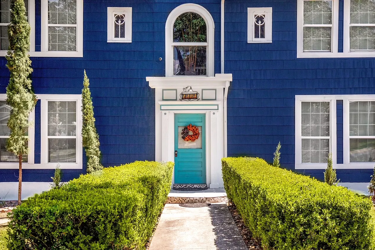 1030 W Russell Pl — Photo 2