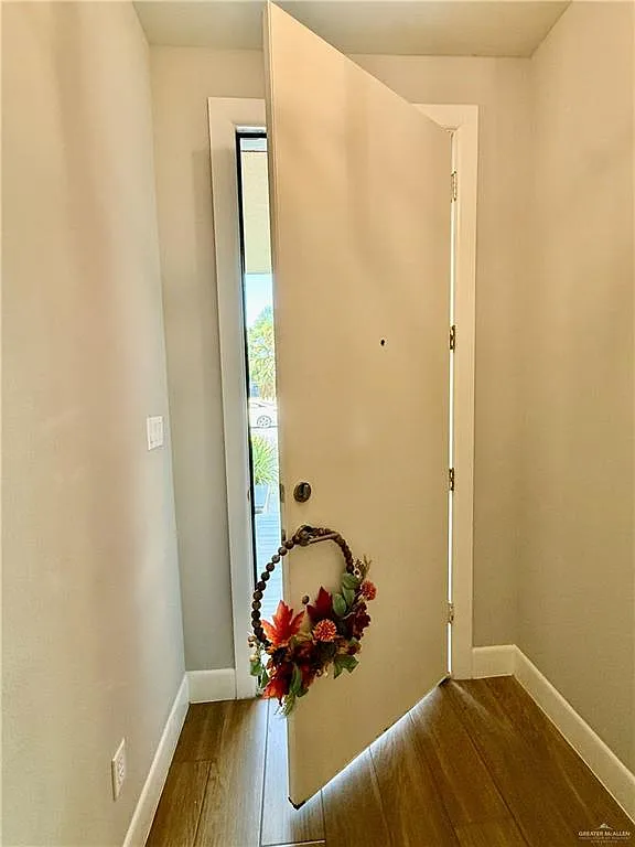 3 bed, 3.0 bath, 1955 sqft, $2,400 — Photo 4