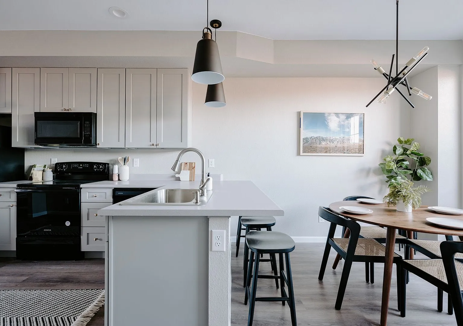 Stunning Townhome near Edgewater — Photo 2
