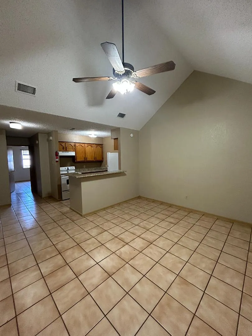 2701 Montgomery - 8 — Photo 3