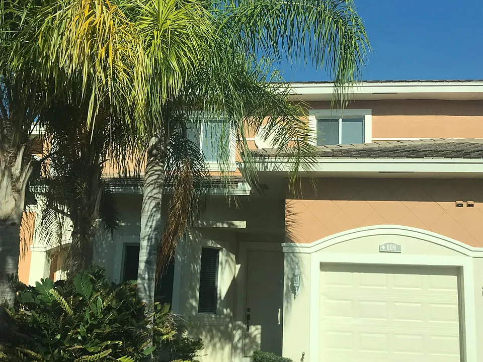 BEAUTIFUL BRADFORD PLACE...
quiet, charming, gated community.