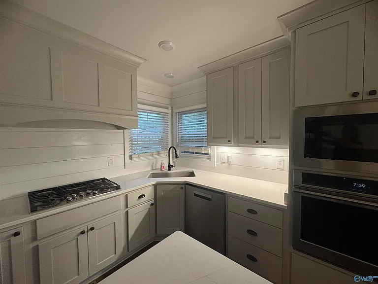 208 Surrey Rd SW — Photo 32
