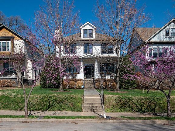 2nd image of 902 Montrose Ave