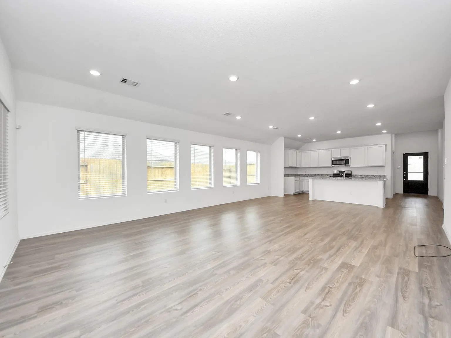 4 bed, 2.0 bath, 1932 sqft, $2,500 — Photo 4