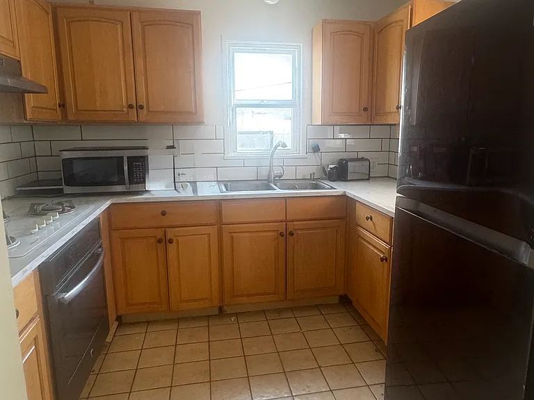 5438 Sylvia Ave — Photo 3