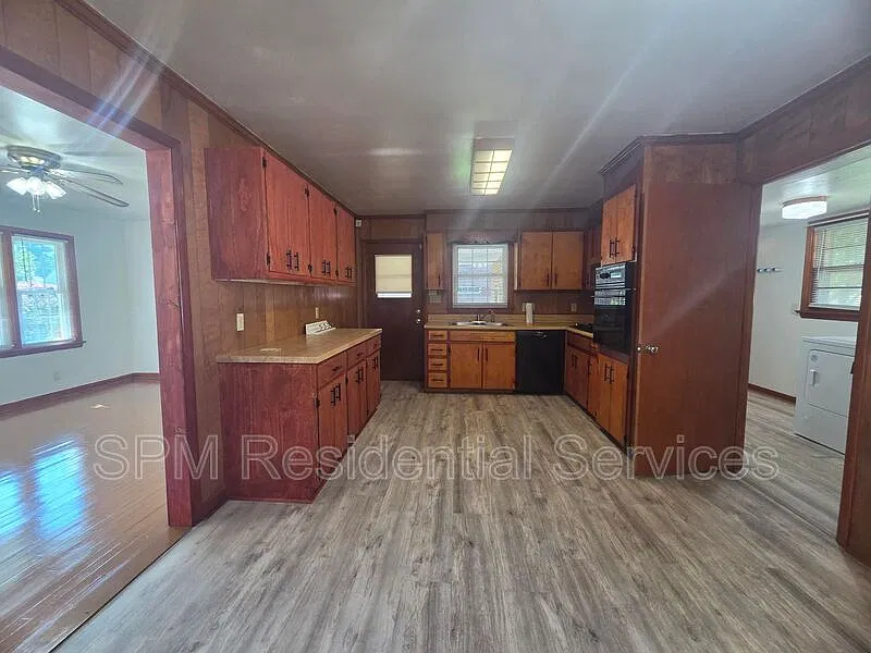 3 bed, 1.5 bath, 1318 sqft, $1,750 — Photo 4