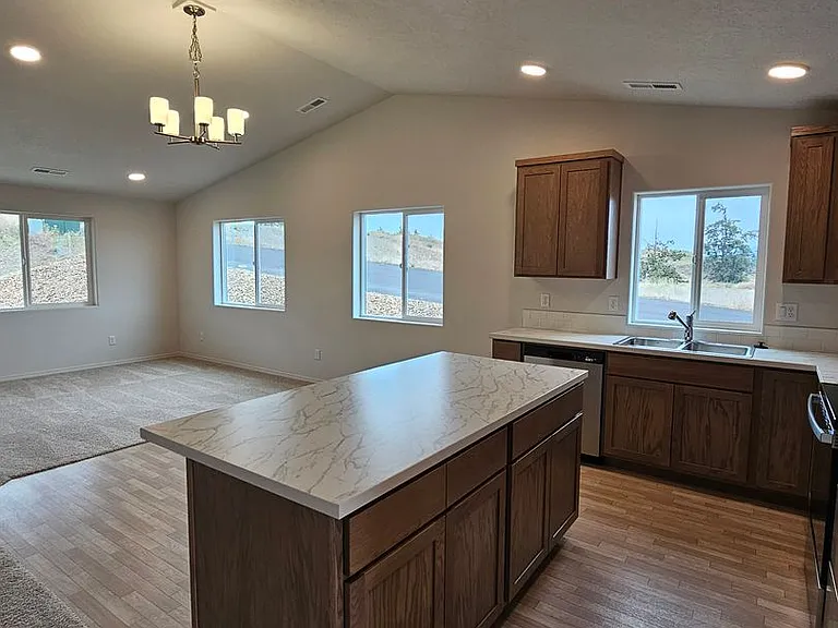 551 SE Polaris St — Photo 2