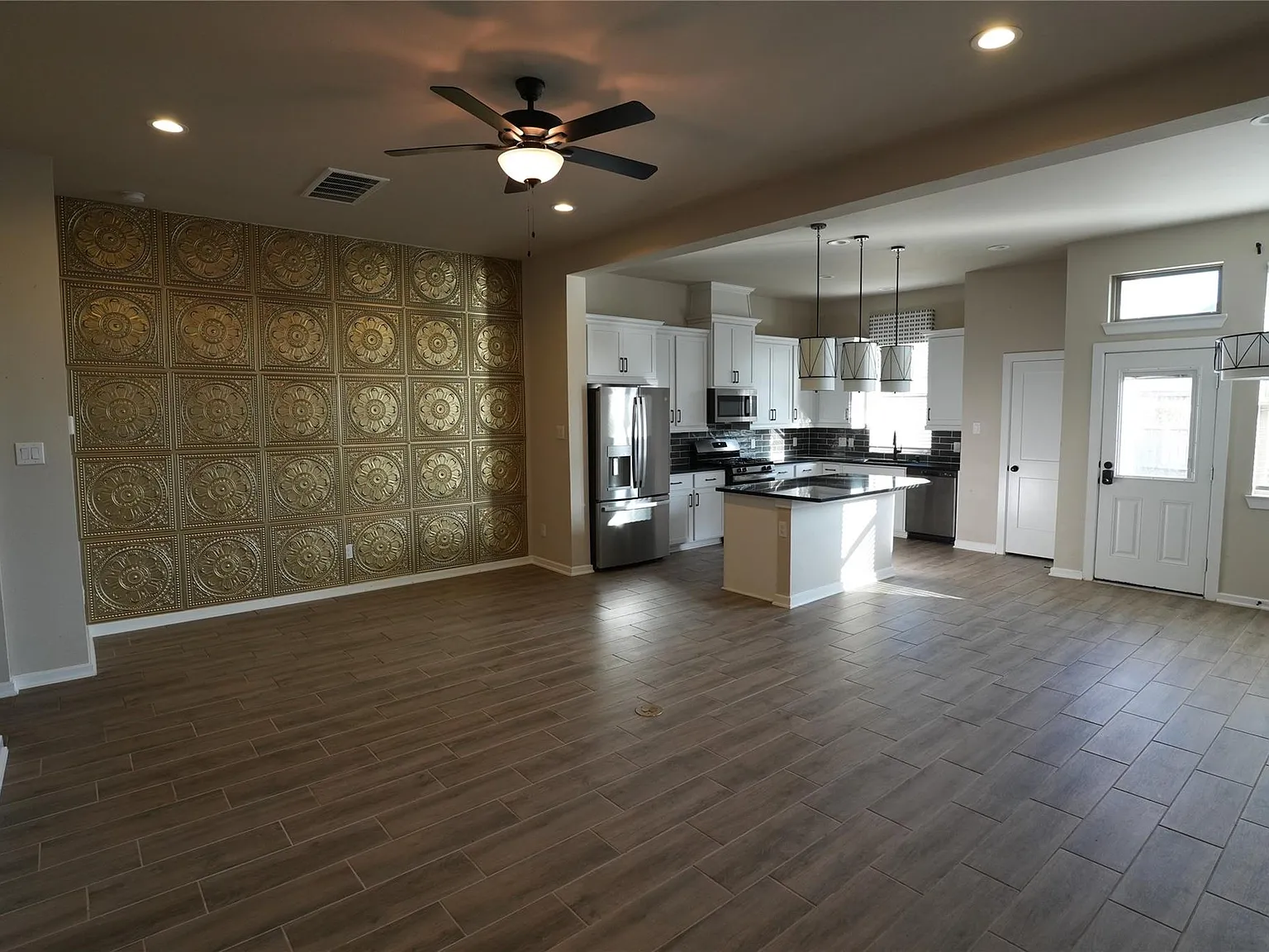 3 bed, 2.5 bath, 1915 sqft, $2,395 — Photo 2